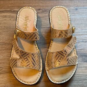 Alegria Loti Gold Dazzler Wedge Open Toe Slide Sandal Size 36 US 6/6.5